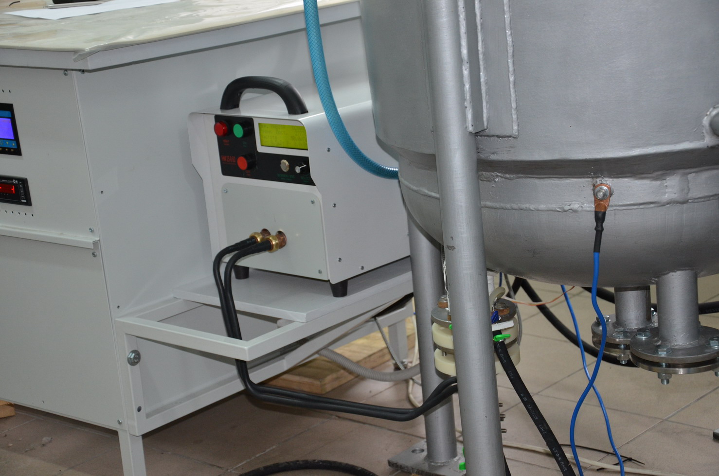 Установка индукционного нагрева IHM 30-8-50 применяется для плавки в вакууме